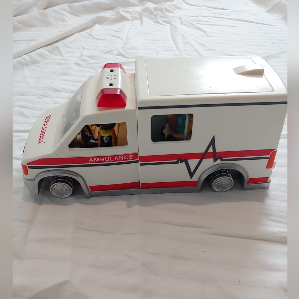 PLAYMOBIL * RESCUE AMBULANCE * NEARLY COMPLETE * SIRENS * LIGHTS ๐ - Picture 13 of 14